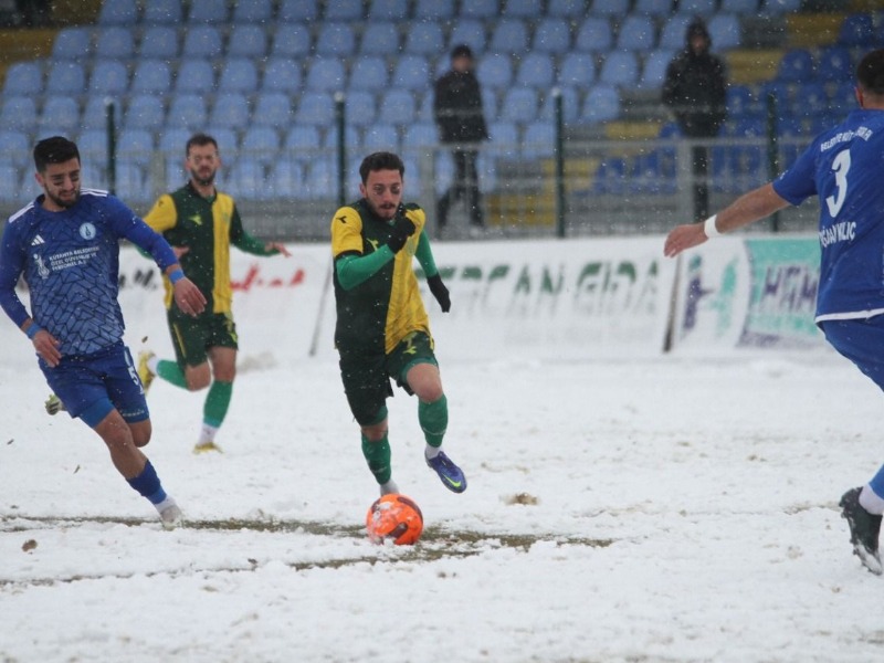  Futbol sahası buz pistine döndü hakem oynayın dedi